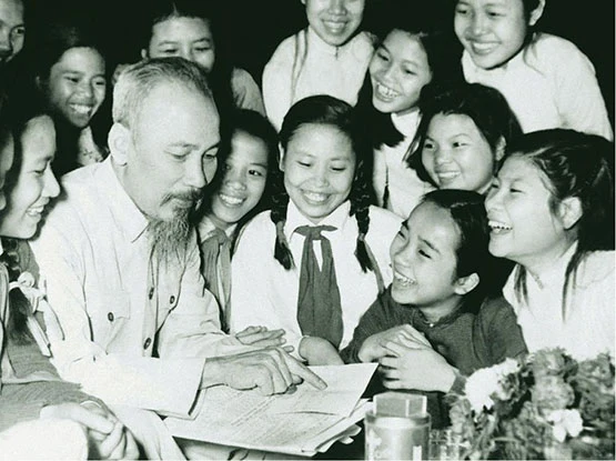 Bác Hồ trò chuyện cùng các cháu thiếu nhi