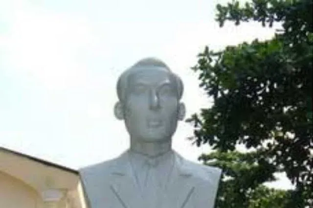 Tượng chân dung Anh hùng Hoàng Lê Kha